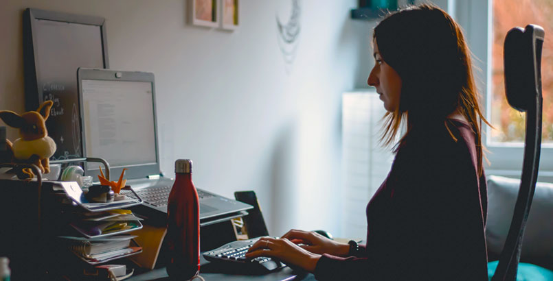 feliz gracias al teletrabajo