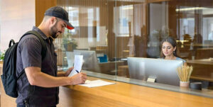 Recepción y control de accesos en verano, claves para reforzar la seguridad de oficinas y edificios según Caralin Group